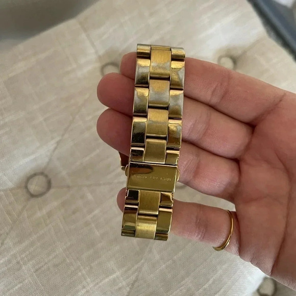 Women's Michael Kors Pearl Shell Watch. - Picture 2 of 7